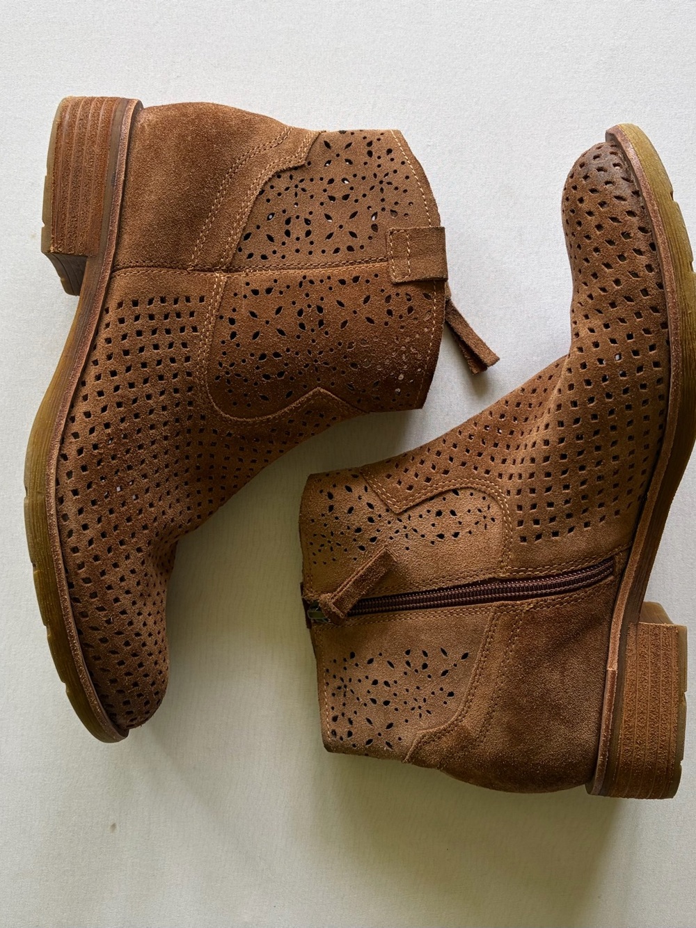 Sofft Women’s Brown Leather Ankle Bootie Laser Cut Zip Round Toe Block Low Heel